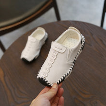 Load image into Gallery viewer, Children England Style Boys Leather Shoes Baby Fashion Sewing Casual Shoes PU Leather Autumn Soft Sole Sneakers Slip On B06061